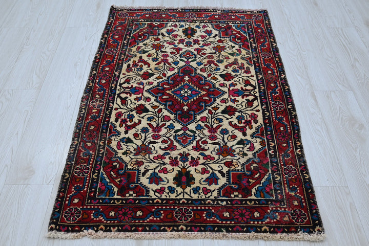 white Accent rug 2' 7" x 4' 1"