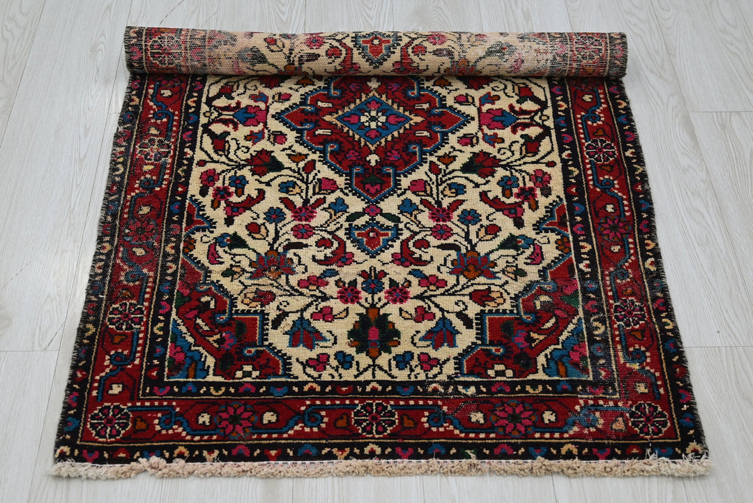 white Accent rug 2' 7" x 4' 1"