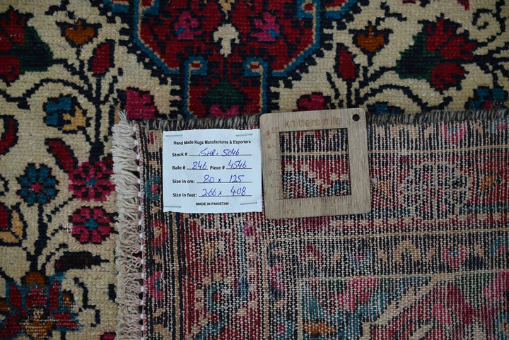 white Accent rug 2' 7" x 4' 1"
