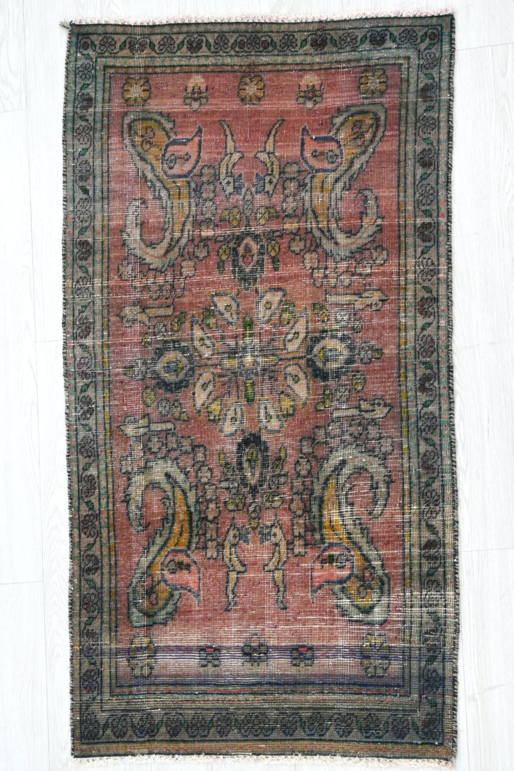 red Accent rug 2' 4" x 4' 6"