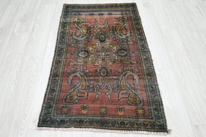 red Accent rug 2' 4" x 4' 6"