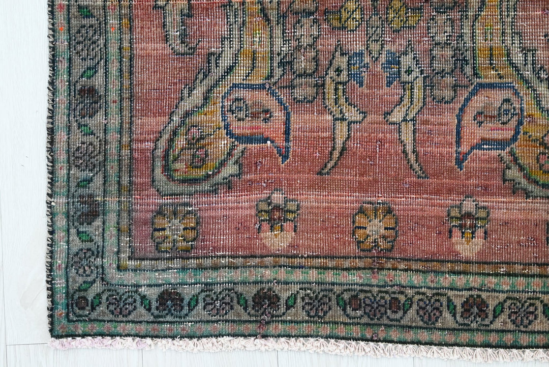red Accent rug 2' 4" x 4' 6"