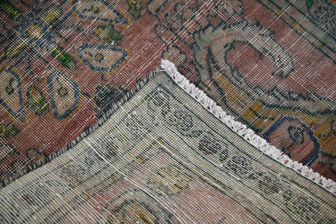 red Accent rug 2' 4" x 4' 6"