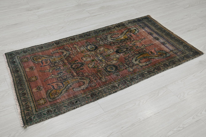 red Accent rug 2' 4" x 4' 6"