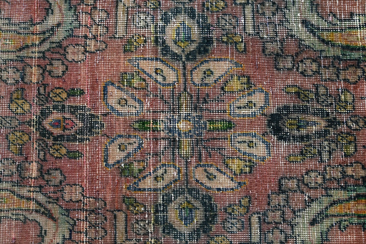 red Accent rug 2' 4" x 4' 6"