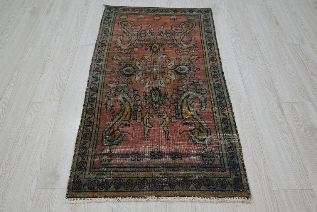 red Accent rug 2' 4" x 4' 6"