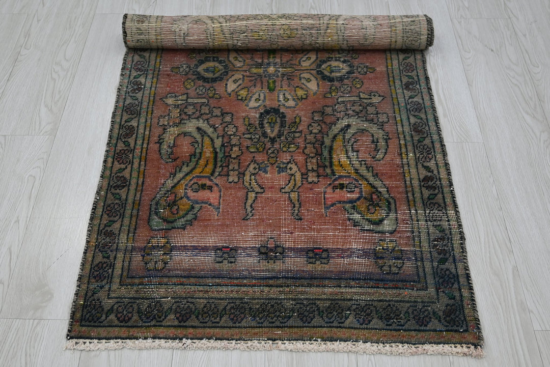 red Accent rug 2' 4" x 4' 6"