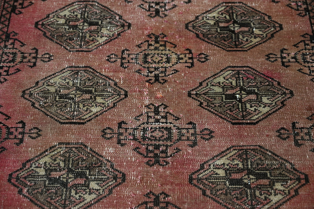 red Accent rug 2' 9" x 4' 0"