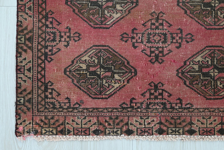 red Accent rug 2' 9" x 4' 0"