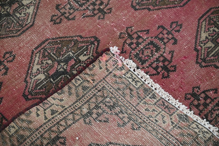 red Accent rug 2' 9" x 4' 0"