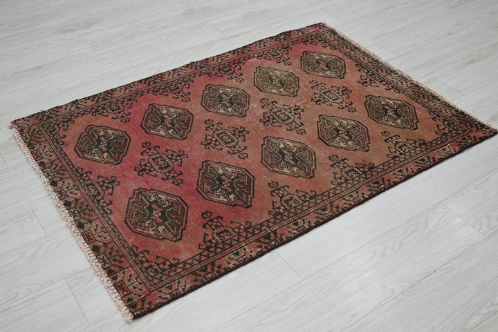 red Accent rug 2' 9" x 4' 0"