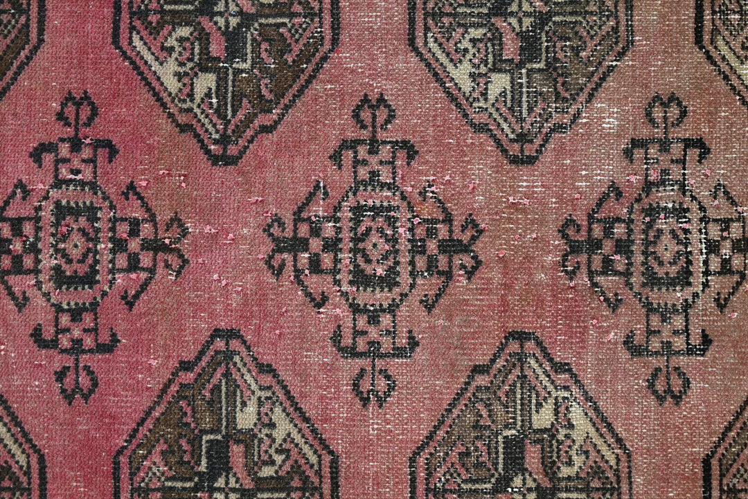 red Accent rug 2' 9" x 4' 0"