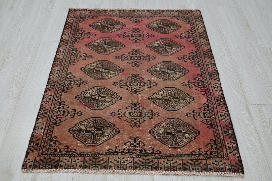 red Accent rug 2' 9" x 4' 0"