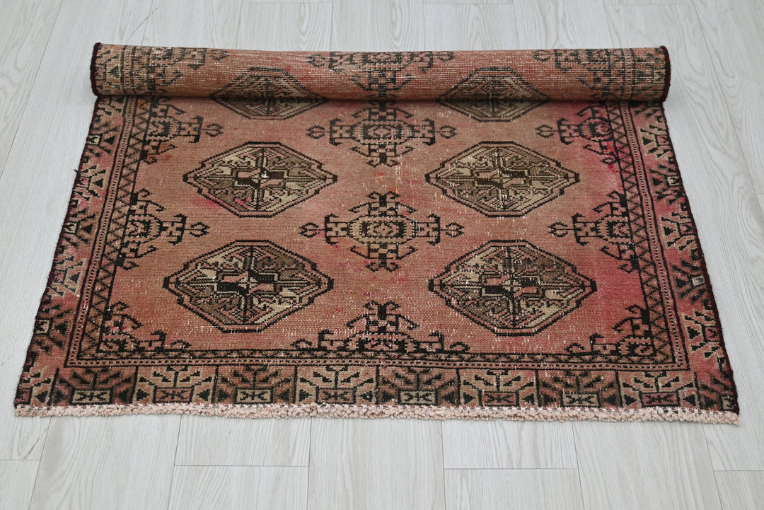 red Accent rug 2' 9" x 4' 0"