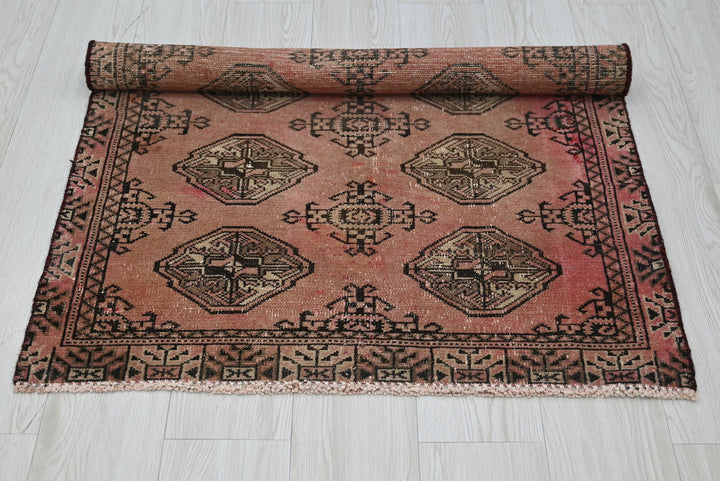 red Accent rug 2' 9" x 4' 0"