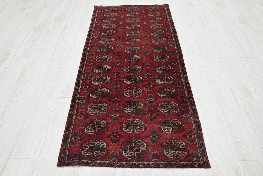 red Accent rug 2' 8" x 6' 4"