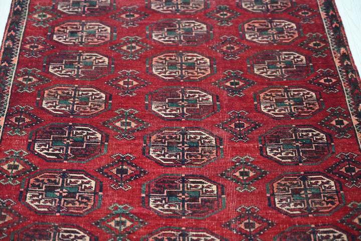red Accent rug 2' 8" x 6' 4"