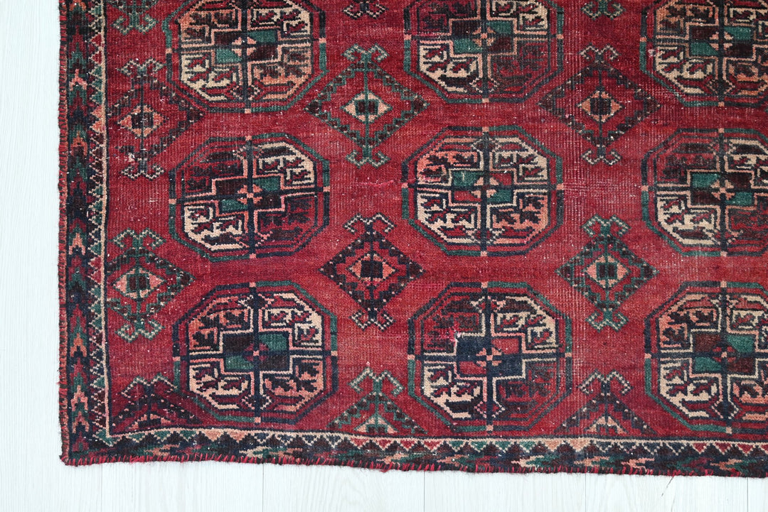 red Accent rug 2' 8" x 6' 4"