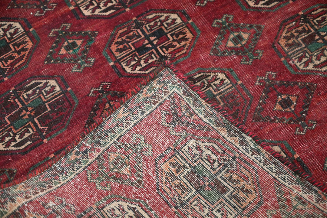 red Accent rug 2' 8" x 6' 4"
