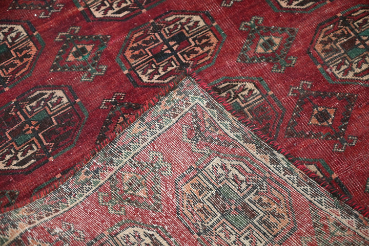 red Accent rug 2' 8" x 6' 4"