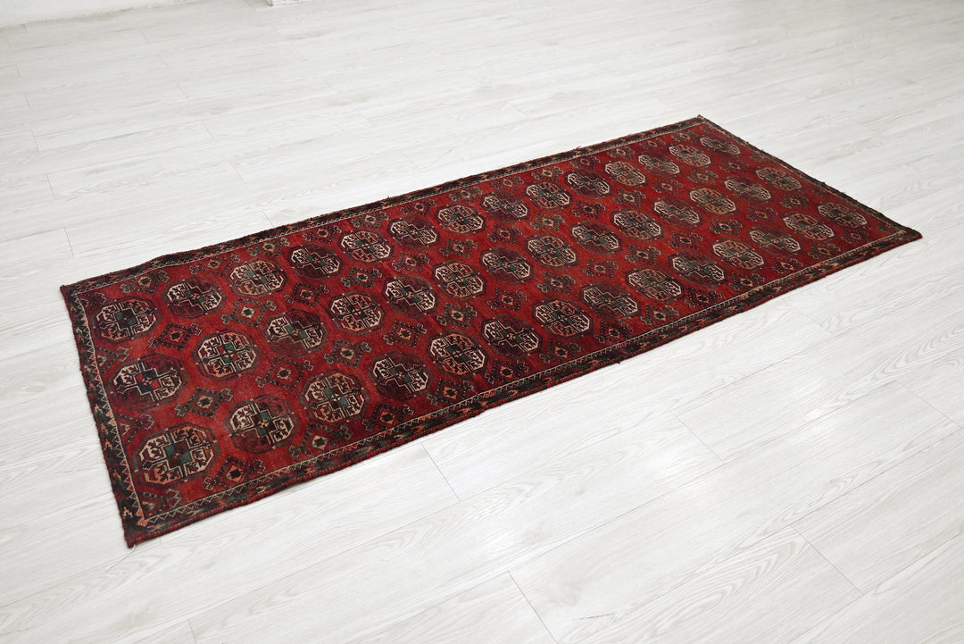 red Accent rug 2' 8" x 6' 4"