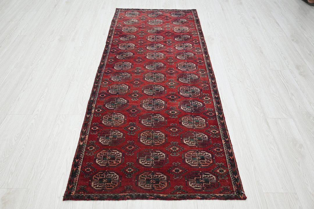 red Accent rug 2' 8" x 6' 4"