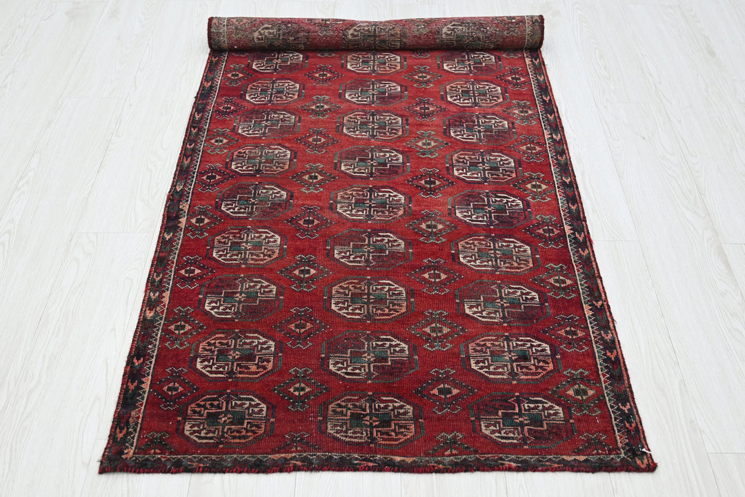 red Accent rug 2' 8" x 6' 4"