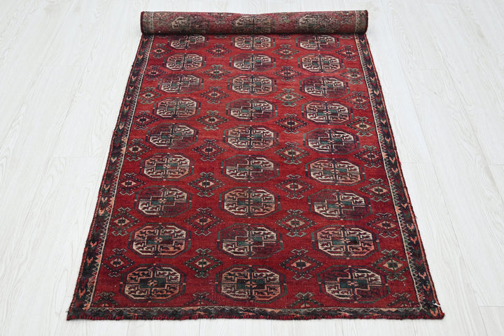 red Accent rug 2' 8" x 6' 4"