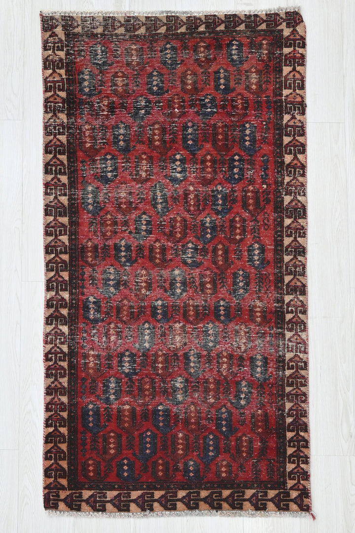 red Accent rug 2' 5" x 4' 6"
