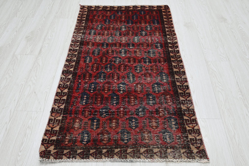 red Accent rug 2' 5" x 4' 6"