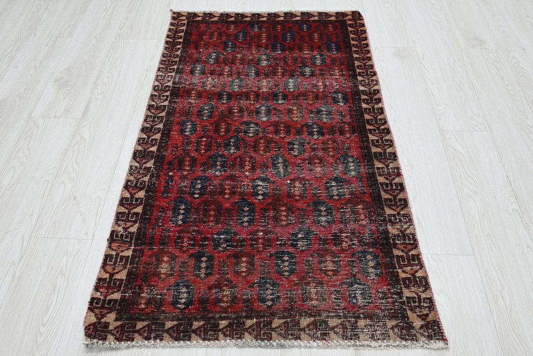red Accent rug 2' 5" x 4' 6"