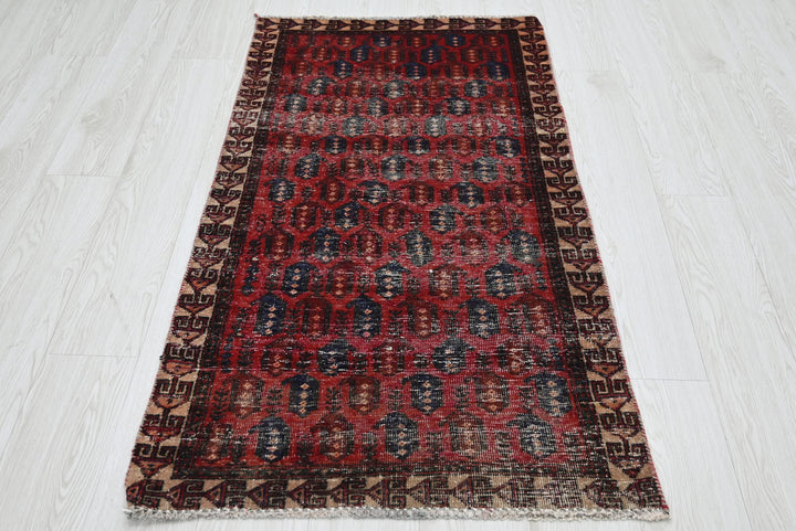 red Accent rug 2' 5" x 4' 6"