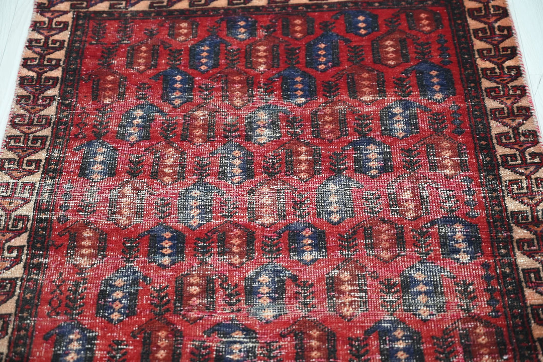 red Accent rug 2' 5" x 4' 6"