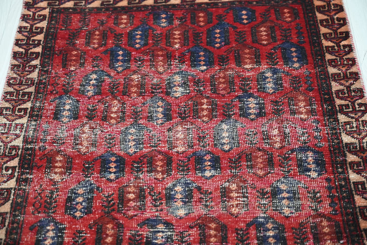 red Accent rug 2' 5" x 4' 6"