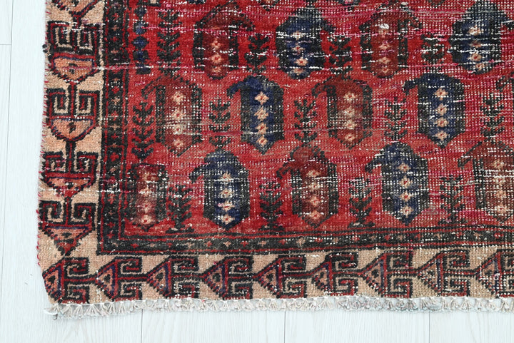 red Accent rug 2' 5" x 4' 6"