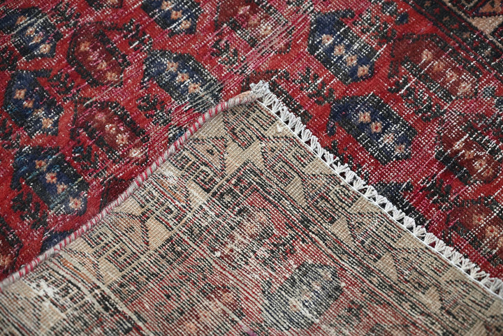red Accent rug 2' 5" x 4' 6"