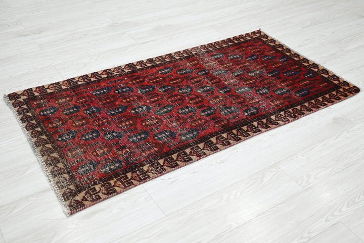 red Accent rug 2' 5" x 4' 6"