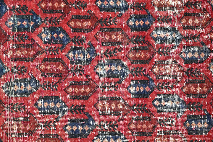 red Accent rug 2' 5" x 4' 6"