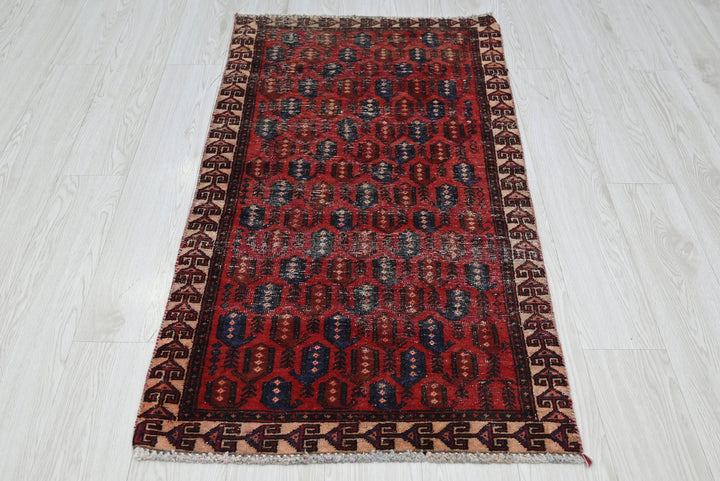 red Accent rug 2' 5" x 4' 6"