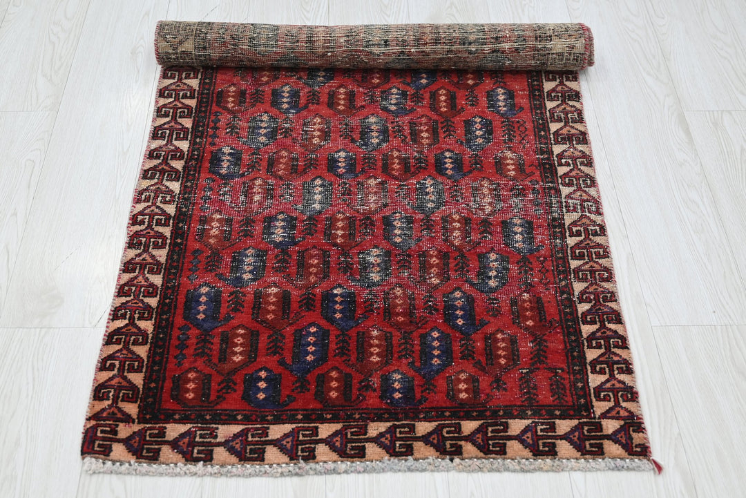 red Accent rug 2' 5" x 4' 6"
