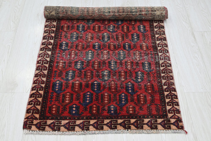 red Accent rug 2' 5" x 4' 6"