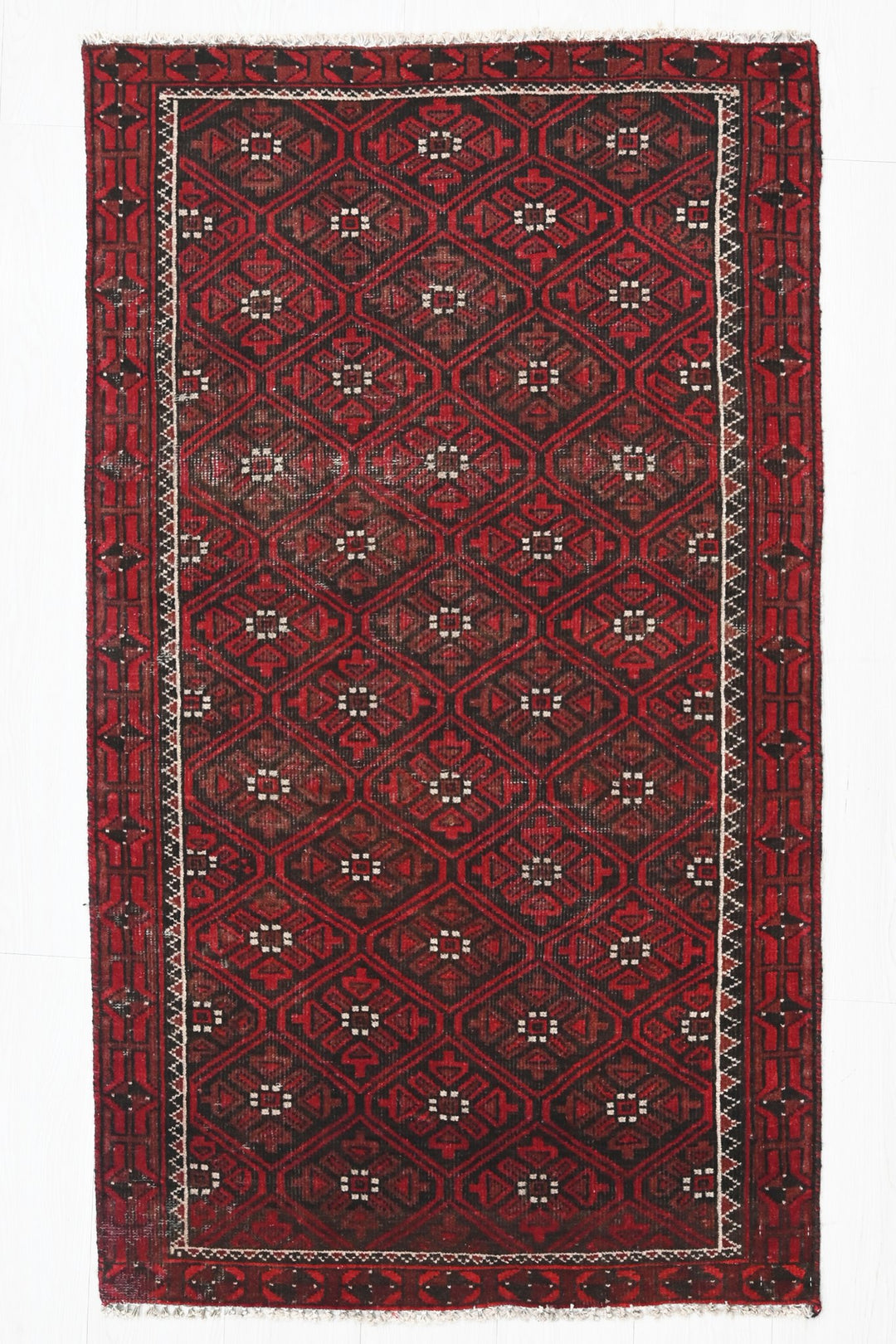 red Accent rug 2' 8" x 4' 6"