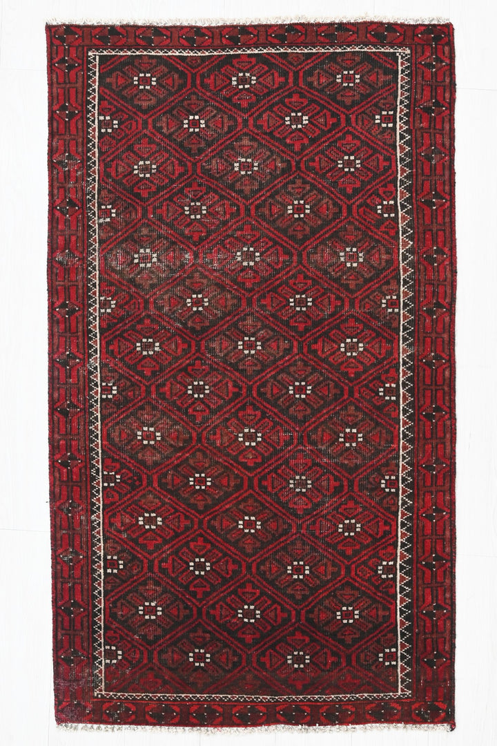red Accent rug 2' 8" x 4' 6"