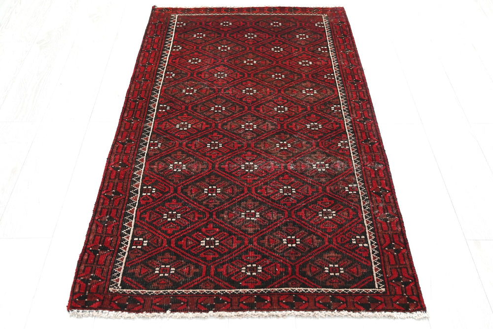 red Accent rug 2' 8" x 4' 6"