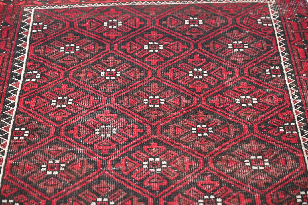 red Accent rug 2' 8" x 4' 6"