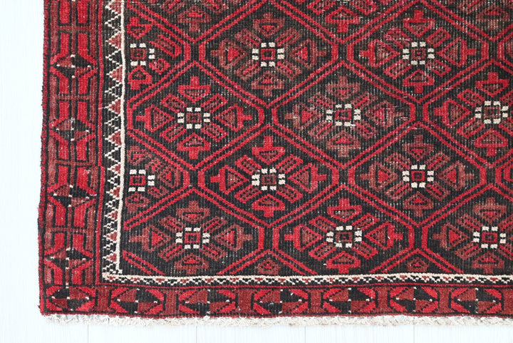 red Accent rug 2' 8" x 4' 6"