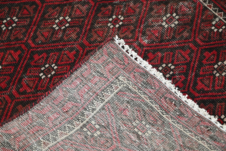 red Accent rug 2' 8" x 4' 6"