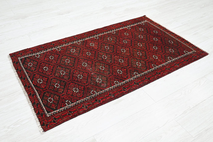 red Accent rug 2' 8" x 4' 6"