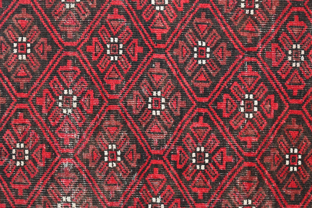 red Accent rug 2' 8" x 4' 6"