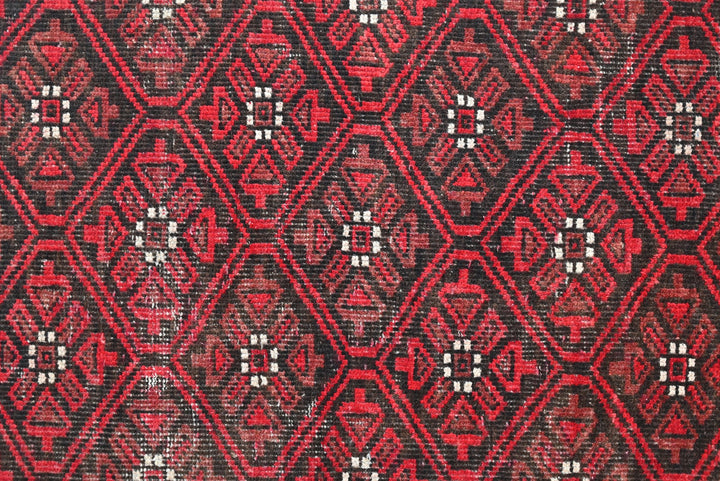 red Accent rug 2' 8" x 4' 6"